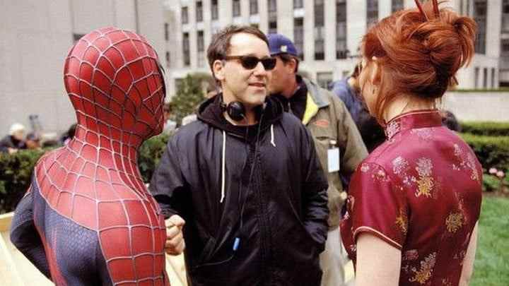 Sam Raimi avec Tobey Maguire et Kirsten Dunst pendant son temps sur Spider-Man.