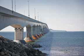 Les législateurs de l'Île-du-Prince-Édouard ont voté cette semaine pour demander au gouvernement fédéral de changer le nom du pont de la Confédération (photo) en Epekwitk Crossing.  Epekwitk, qui signifie « quelque chose qui repose sur l'eau », est le mot traditionnel mi'kmaq désignant l'île.  Le pont de 12,9 km relie l'Île-du-Prince-Édouard au continent depuis son ouverture en 1997.