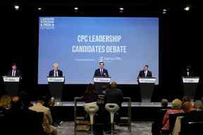 Roman Baber, Jean Charest, Pierre Poilievre, Scott Aitchison et Leslyn Lewis, candidats à la direction du Parti conservateur du Canada, débattent lors de la conférence Canada Strong and Free Networking à Ottawa, le 5 mai 2022.