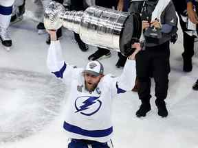 Steven Stamkos du Lightning de Tampa Bay patine avec la Coupe Stanley après la victoire de la série contre les Stars de Dallas lors du sixième match de la finale de la Coupe Stanley de la LNH 2020 à Rogers Place le 28 septembre 2020.