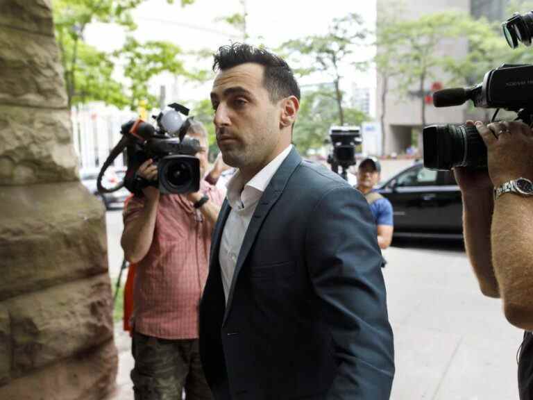 Le procès pour agression sexuelle du chanteur de Hedley, Jacob Hoggard, est en cours à Toronto aujourd’hui