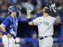 Gleyber Torres des Yankees de New York célèbre un coup de circuit de deux points au marbre lors de la quatrième manche de leur match de la MLB contre les Blue Jays de Toronto au Rogers Centre le 2 mai 2022 à Toronto.