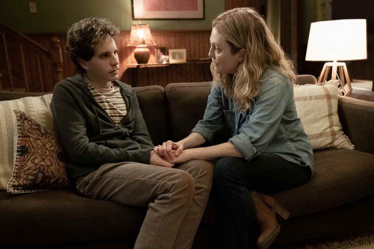 Evan et la mère d'Evan sont assises sur un canapé dans Dear Evan Hansen