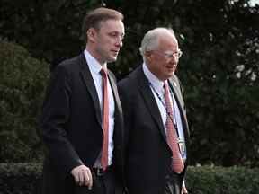 Mike Donilon, conseiller principal du président américain Joe Biden, à droite, avec Jake Sullivan, conseiller à la sécurité nationale, à gauche.