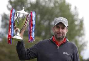 Richard Bland, en Angleterre, célèbre la victoire des British Masters le 15 mai 2021 au Belfry, Sutton Coldfield, Grande-Bretagne.