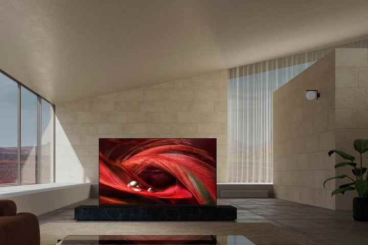 Le téléviseur Sony Bravia XR X95J 4K dans un salon minimaliste.