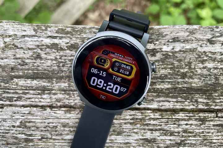 Mobvoi TicWatch E3 sur fond de nature.