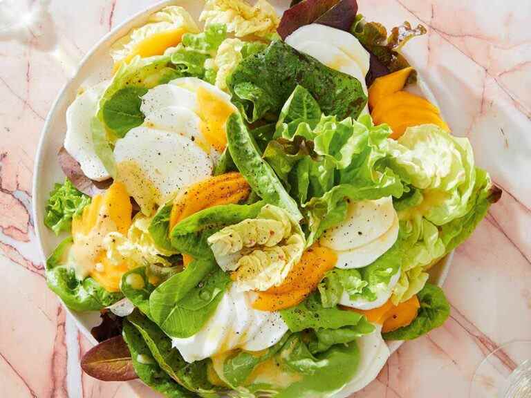 Cuisinez ceci : la mangue et la mozzarella de Martha avec de jeunes laitues de Salad Freak