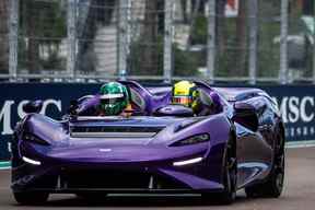 Le pilote britannique de McLaren, Lando Norris, conduit une voiture de sport sur la piste de Formule 1 avant le Grand Prix de Miami à Miami Gardens, en Floride, le 4 mai 2022. (Photo de CHANDAN KHANNA/AFP via Getty Images)