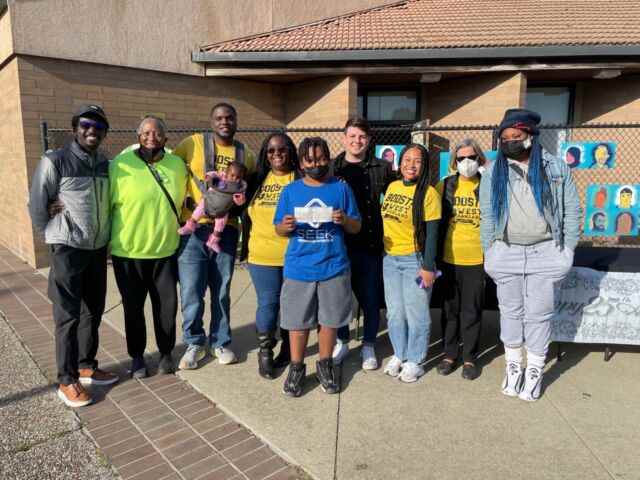 Cravotta pose avec des membres de Boost !  West Oakland après avoir fait un don de 50 000 $.