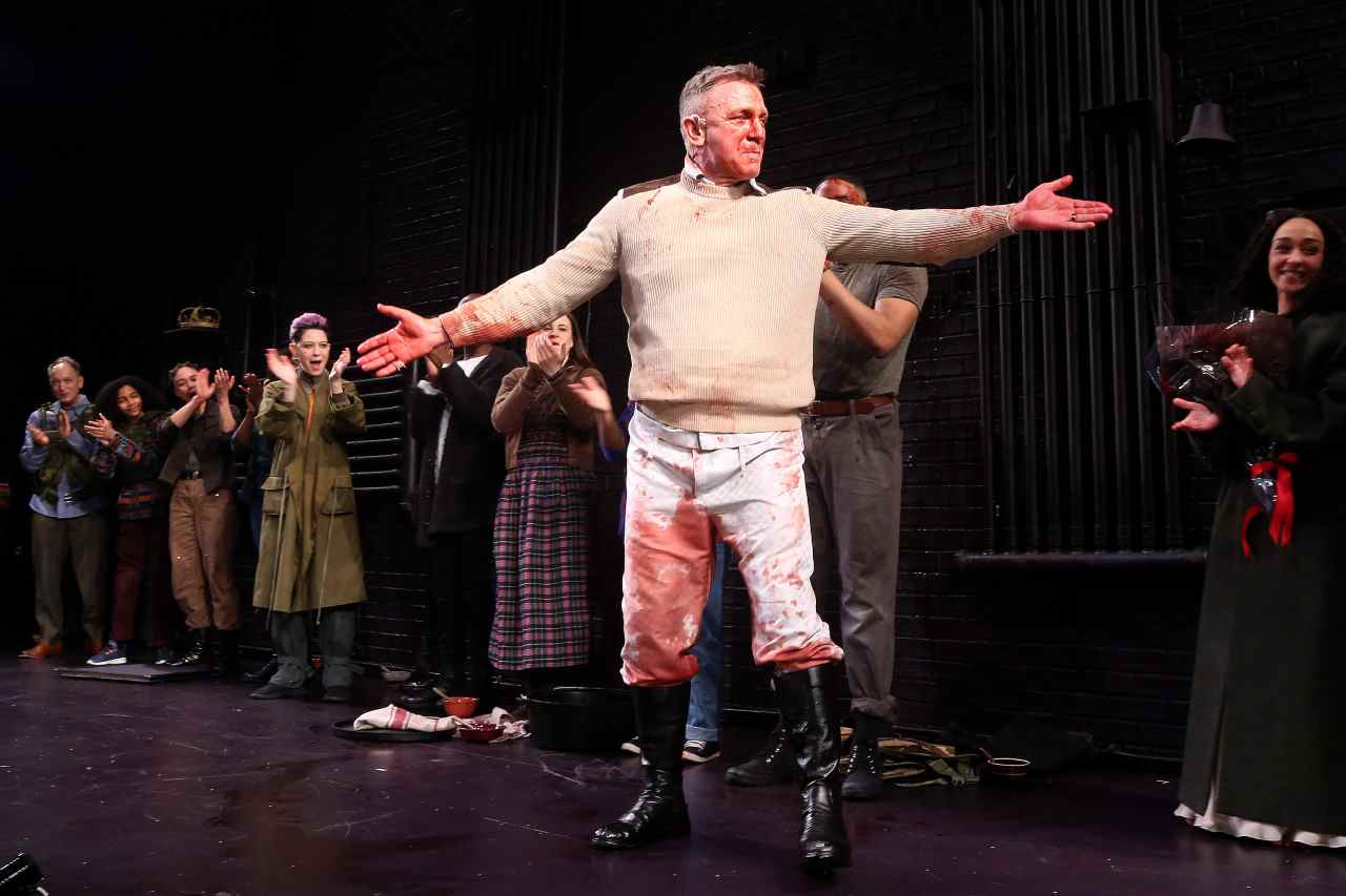 Daniel Craig debout bras ouverts à l'appel du rideau pour Macbeth.