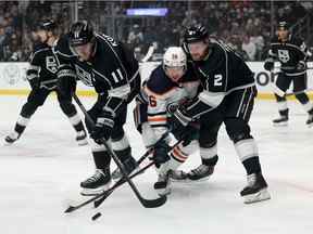 Kailer Yamamoto # 56 des Oilers d'Edmonton patine après la rondelle entre Anze Kopitar # 11 et Alexander Edler # 2 lors de la première période du troisième match de la première ronde des séries éliminatoires de la Coupe Stanley 2022 à Crypto.com Arena le 06 mai 2022 à Los Angeles, Californie.