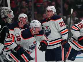 L'ailier gauche des Oilers d'Edmonton Zach Hyman (18 ans) et le défenseur Tyson Barrie (22 ans) célèbrent après un but alors que le gardien des LA Kings Jonathan Quick (32 ans) réagit dans la première période du troisième match du premier tour des séries éliminatoires de la Coupe Stanley 2022 à Crypto. com Arena le 6 mai 2022.