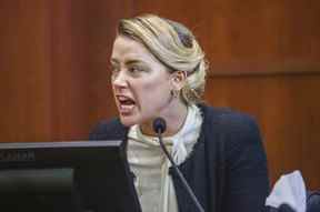 Amber Heard témoigne dans la salle d'audience du tribunal de circuit du comté de Fairfax à Fairfax, en Virginie, le jeudi 5 mai 2022.