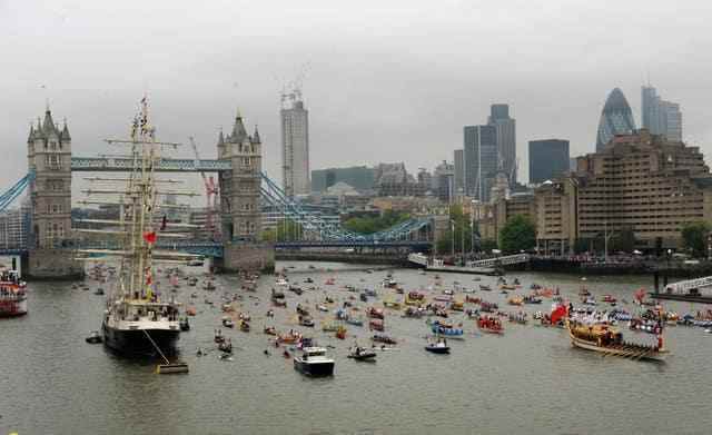 Le Gloriana, la barge de 1 000 000 de rangées, à la tête de la section motorisée du Diamond Jubilee River Pageant le long de la Tamise, à Londres (Tim Ireland/PA)