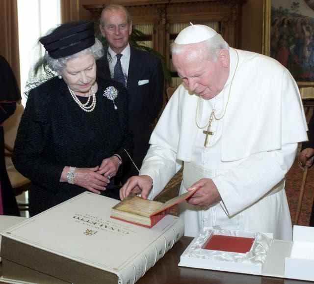 La reine avec le pape Jean-Paul II (Archive/PA)