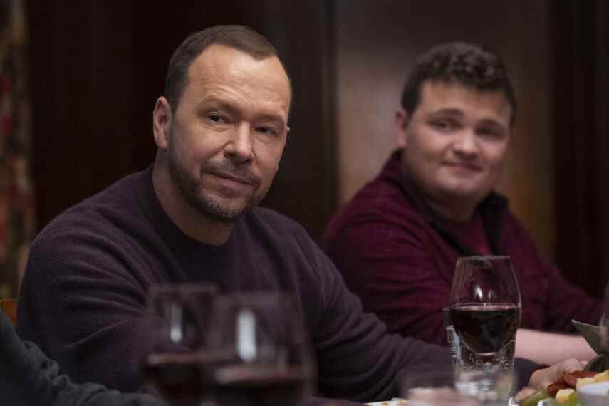 Donnie Wahlberg dans le rôle de Danny Reagan et Andrew Terraciano dans le rôle de Sean Reagan dans Blue Bloods