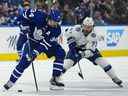 L'attaquant des Maple Leafs de Toronto Auston Matthews (34) tente de contrôler la rondelle contre l'attaquant du Lightning de Tampa Bay Anthony Cirelli (71) au cours de la troisième période du deuxième match du premier tour des séries éliminatoires de la Coupe Stanley 2022 à la Scotiabank Arena.  Crédit obligatoire : John E. Sokolowski - USA TODAY Sports