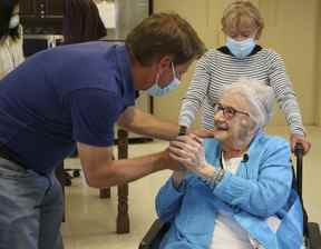 Gerda Cole, 98 ans, rencontre sa fille Sonya Grist, 80 ans, et son petit-fils, Stephen Grist, pour la première fois le samedi 7 mai 2022.