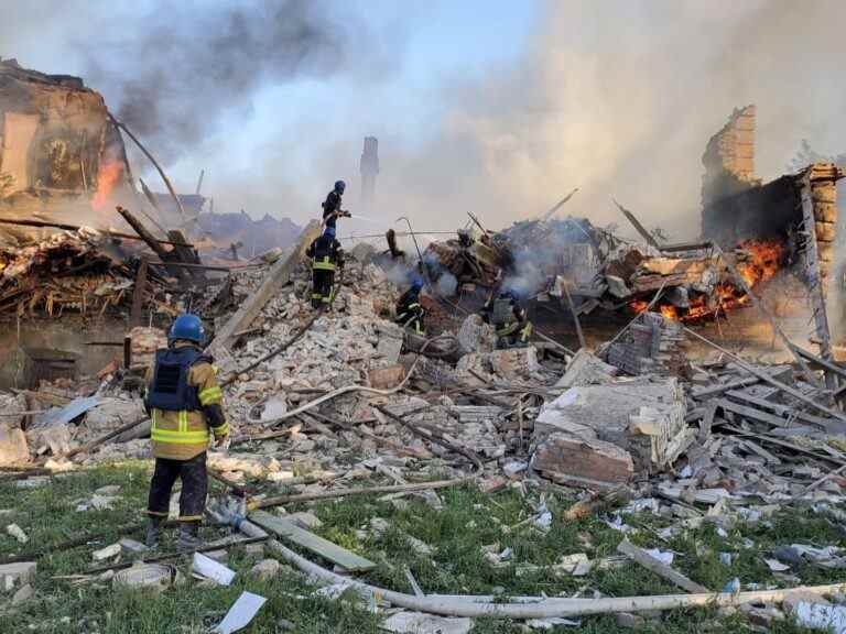 Soixante morts présumées dans une école ukrainienne bombardée par la Russie, selon le gouverneur