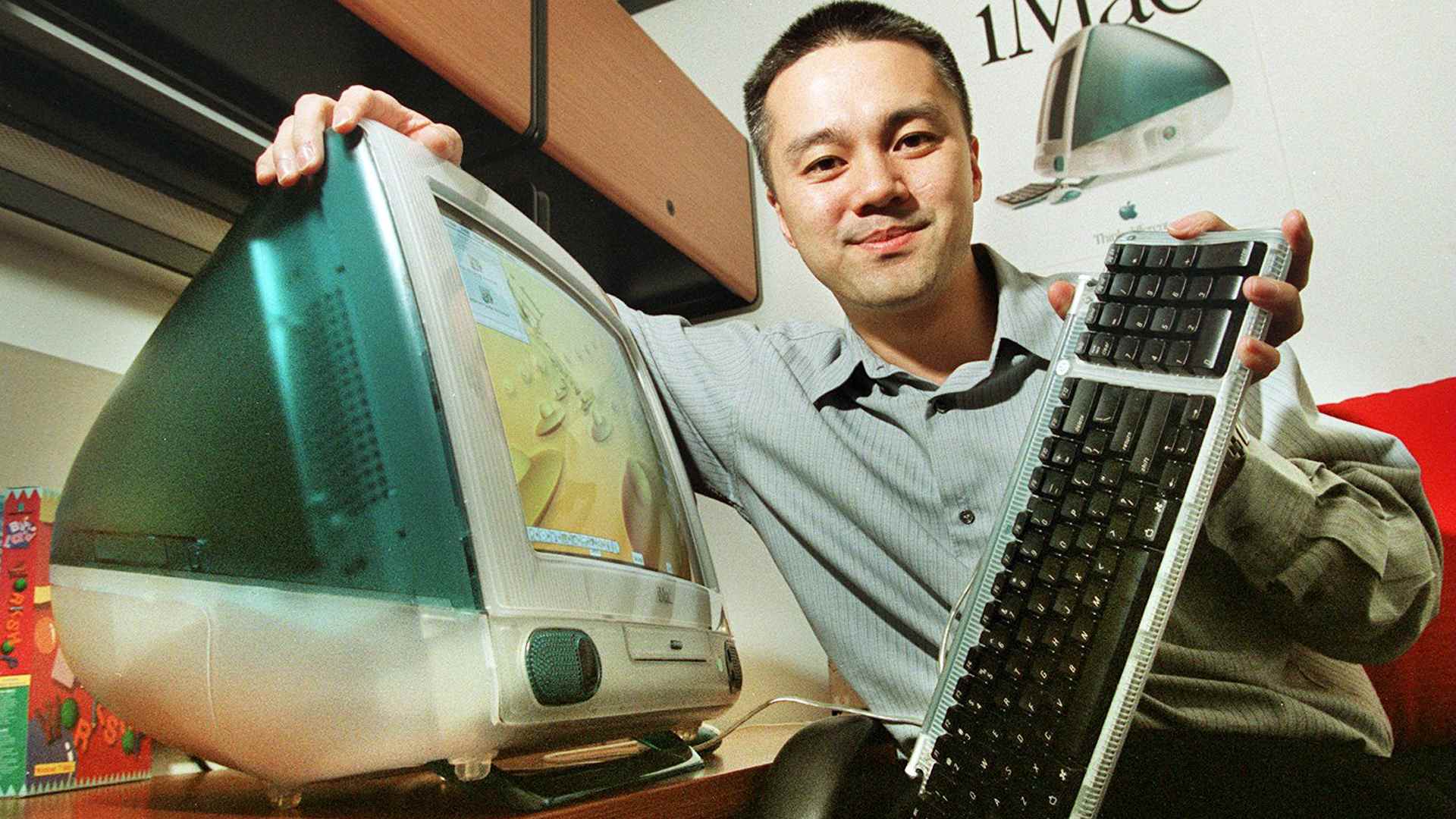 TONY LI, DIRECTEUR MARKETING D'APPLE HK, AVEC LE NOUVEL ORDINATEUR IMAC.  (Photo de MARK RALSTON/South China Morning Post via Getty Images)