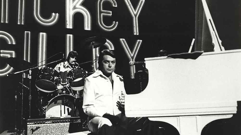 Mickey Gilley était un musicien consommé qui a déclenché l'engouement pour le « cow-boy urbain » des années 1980 (appréciation).
	
	
