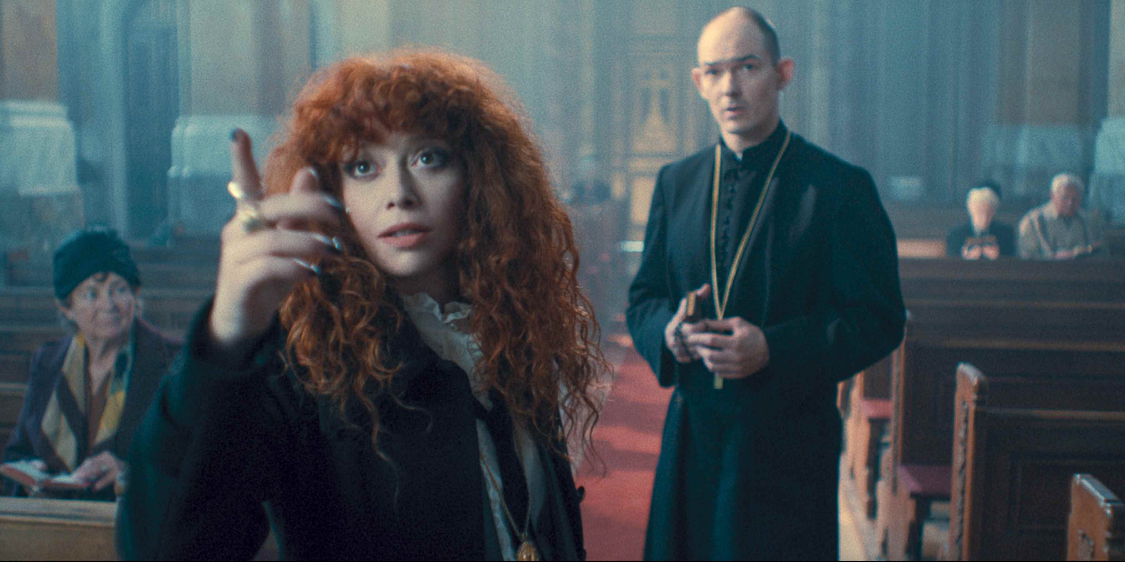 Poupée russe.  (L à R) Natasha Lyonne comme Nadia Vulvokov, Ákos Orosz comme Père Laszlo dans l'épisode 205 de Poupée russe.  Cr.  Avec l'aimable autorisation de Netflix © 2022