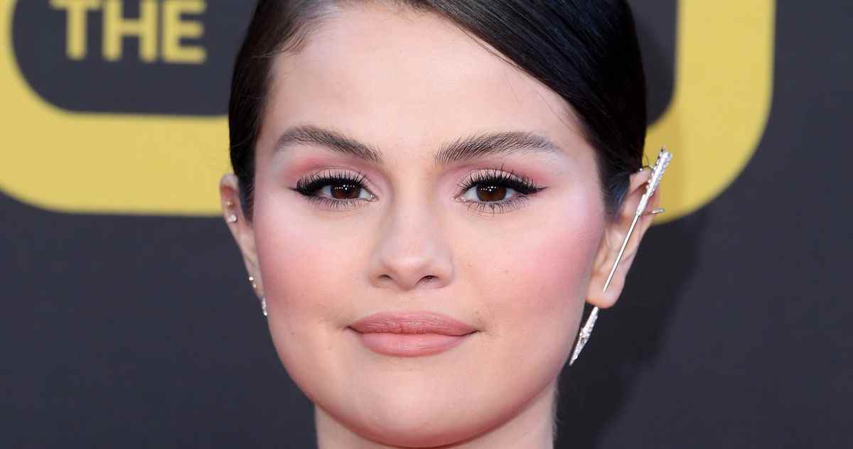 Selena Gomez va assassiner le premier concert d'hébergement SNL
