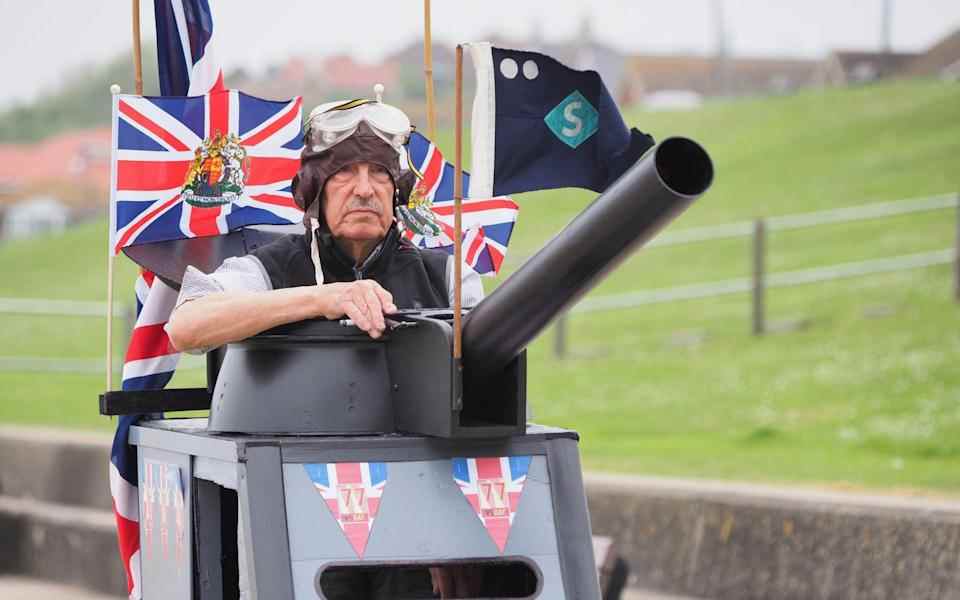 L'électricien à la retraite Tim Bell (77) fait un essai d'un scooter de mobilité qu'il a transformé en réservoir pour le jour de la victoire - James Bell / Alamy Live News/Alamy