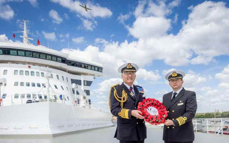 Queen Mary 2 met les voiles pour New York avec l’envoi de Spitfire lors de la commémoration du jour de la victoire