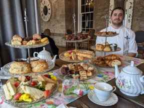 Le chef Andrew Capone sert de délicieuses bouchées pour le thé de l'après-midi au restaurant Flour Mill de l'Old Stone Inn.  PHOTO DE CHRISTINE BLIZZARD