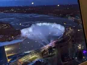 La vue sur les chutes s'illumine depuis l'emblématique restaurant Skylon.  PHOTO DE CHRISTINA BLIZZARD