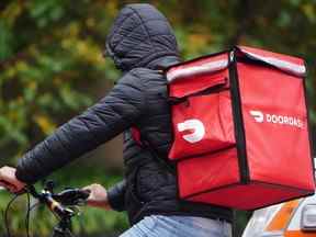 Un livreur de Doordash fait du vélo sous la pluie en novembre 2020.