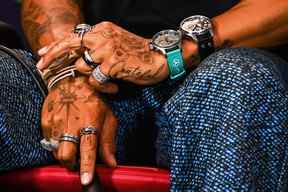 Le pilote britannique de Mercedes, Lewis Hamilton, assiste à la conférence de presse des premiers essais sur l'autodrome international de Miami pour le Grand Prix de Formule 1 de Miami, à Miami Gardens, en Floride, le 6 mai 2022. (Photo de CHANDAN KHANNA/AFP via Getty Images)