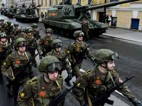 Des cadets de l'armée russe participent à une répétition du défilé militaire du jour de la Victoire sur la place Dvortsovaya à Saint-Pétersbourg le 5 mai.