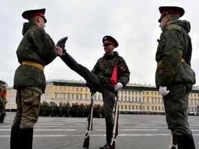 Les gardes d'honneur russes participent à une répétition du défilé militaire du jour de la Victoire sur la place Dvortsovaya à Saint-Pétersbourg.