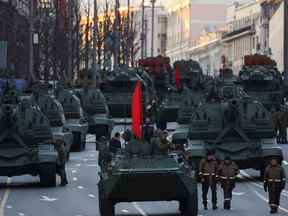 Des militaires russes conduisent des chars le long d'une rue lors d'une répétition pour le défilé militaire du jour de la victoire à Moscou, en Russie, le 4 mai.