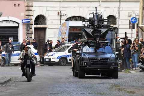 Jason Momoa à moto pendant le tournage de Fast and Furious 10