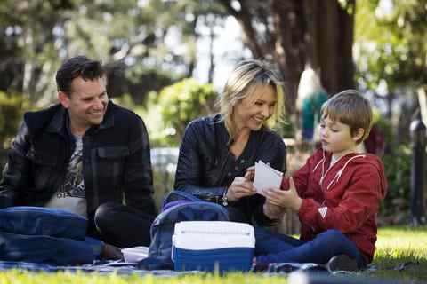 lucas fitzgerald présente steph scully à son fils adam chez les voisins