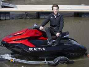 Samuel Bruneau, cofondateur et chef de la direction de Taiga Motors Corp., sur une motomarine électrique à Lachine, au Québec.