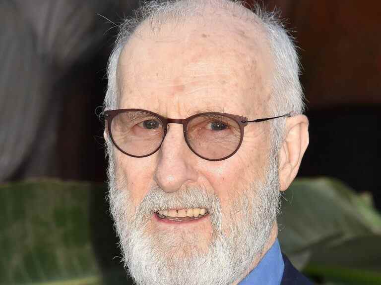 L’acteur James Cromwell s’est super collé au comptoir de Starbucks pour protester contre le « supplément végétalien »