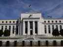 Le Federal Reserve Board s'appuyant sur Constitution Avenue à Washington, États-Unis