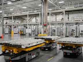 Plateaux de batterie vides dans une usine aux États-Unis.