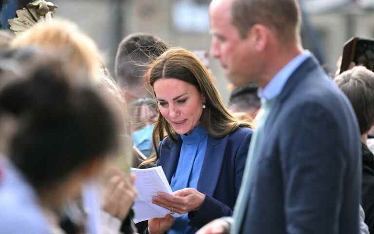 Face à un mot croisé royal, la réponse était juste sous le nez de la duchesse de Cambridge