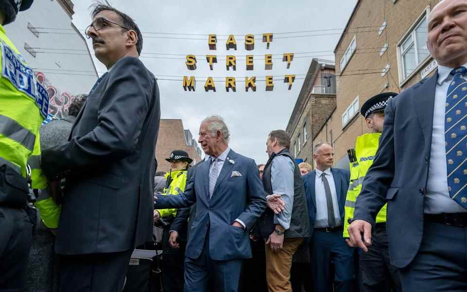 Le prince de Galles a été assailli par des sympathisants lors de sa visite à East Street Market - Paul Grover pour The Daily Telegraph