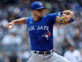 11 mai 2022 ;  Bronx, New York, États-Unis ;  Le lanceur partant des Blue Jays de Toronto, Jose Berrios, lance contre les Yankees de New York lors de la première manche au Yankee Stadium.