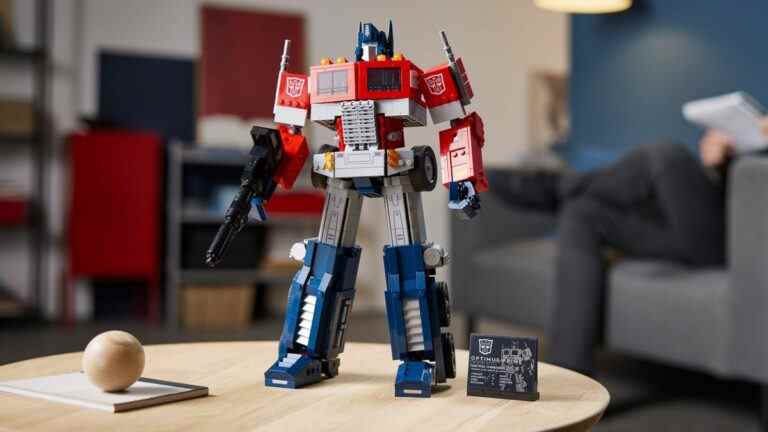 Lego lance un ensemble épique de transformateurs Optimus Prime tout droit sorti des années 80