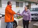 Le candidat du NPD de Brantford-Brant, Harvey Bischof, rencontre Lisa Frey, résidente de Grand Street, lors d'une campagne électorale le jeudi 5 mai 2022 à Brantford, en Ontario. 