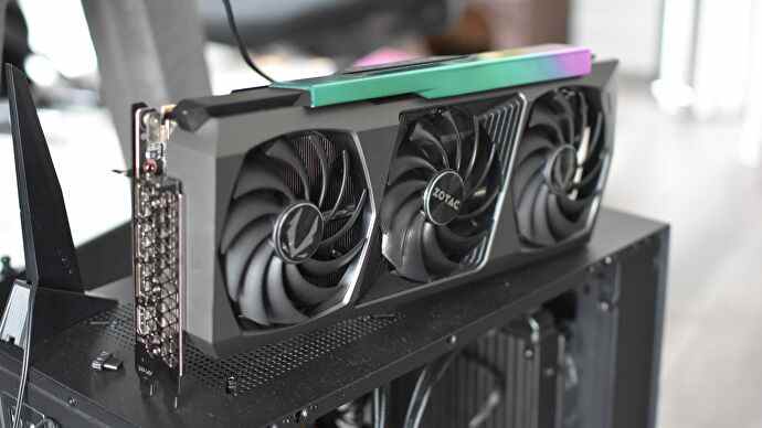 La carte graphique Zotac GeForce RTX 3090 Ti AMP Extreme Holo était posée sur un boîtier PC.