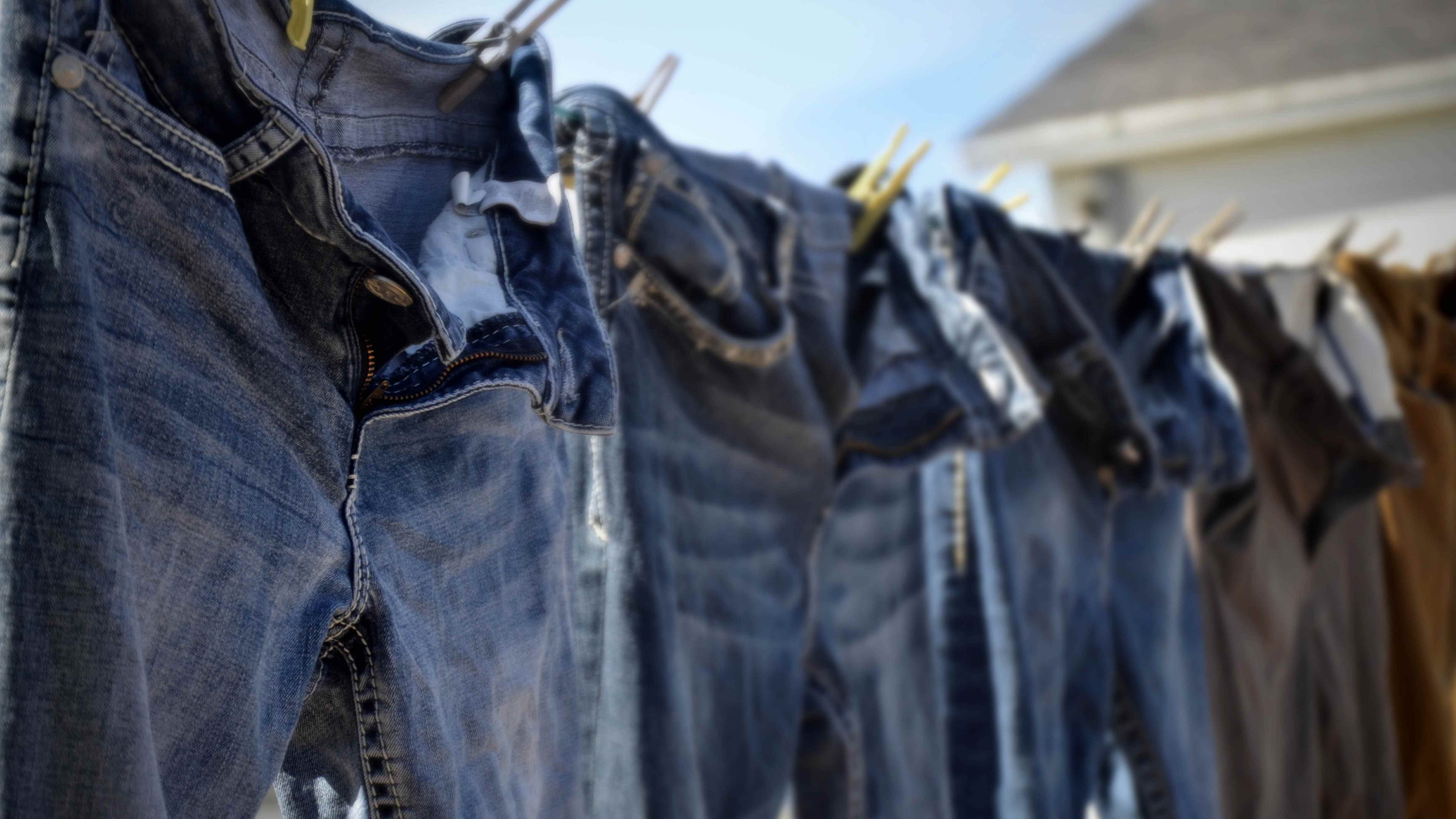 Jeans denim sur corde à linge